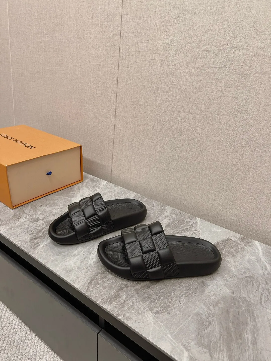 Ex-factory price: 240💰Support returns and exchanges LV/Louis Vuitton ✔️Early spring new model at the counter embossed LOGO couple slippers candy color series! The upper and outsole are made of soft t men's shoes 💰u material base men's shoes 💰u material size: 38-44, customized 45, 46